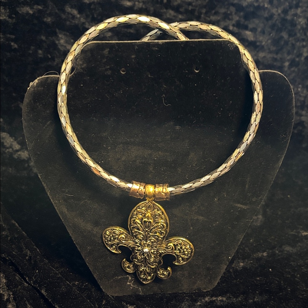 Elegant Gold and Silver Fleur-de-Lis Necklace